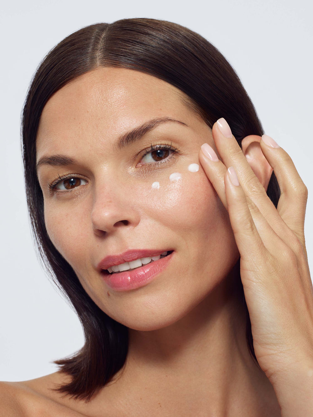 Client Using Retinol Skin The Ultimate Retinol Regimen – 111SKIN